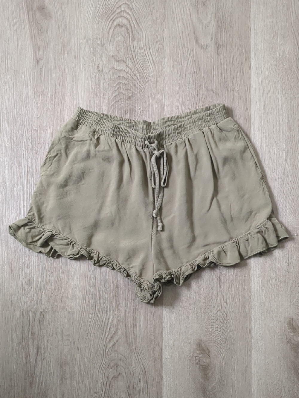 AE Ruffly Shorts - Picture 1 of 3